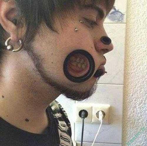 عجایب و دیدنیها | عکس چندش آورترین کار پسر شیطان پرست