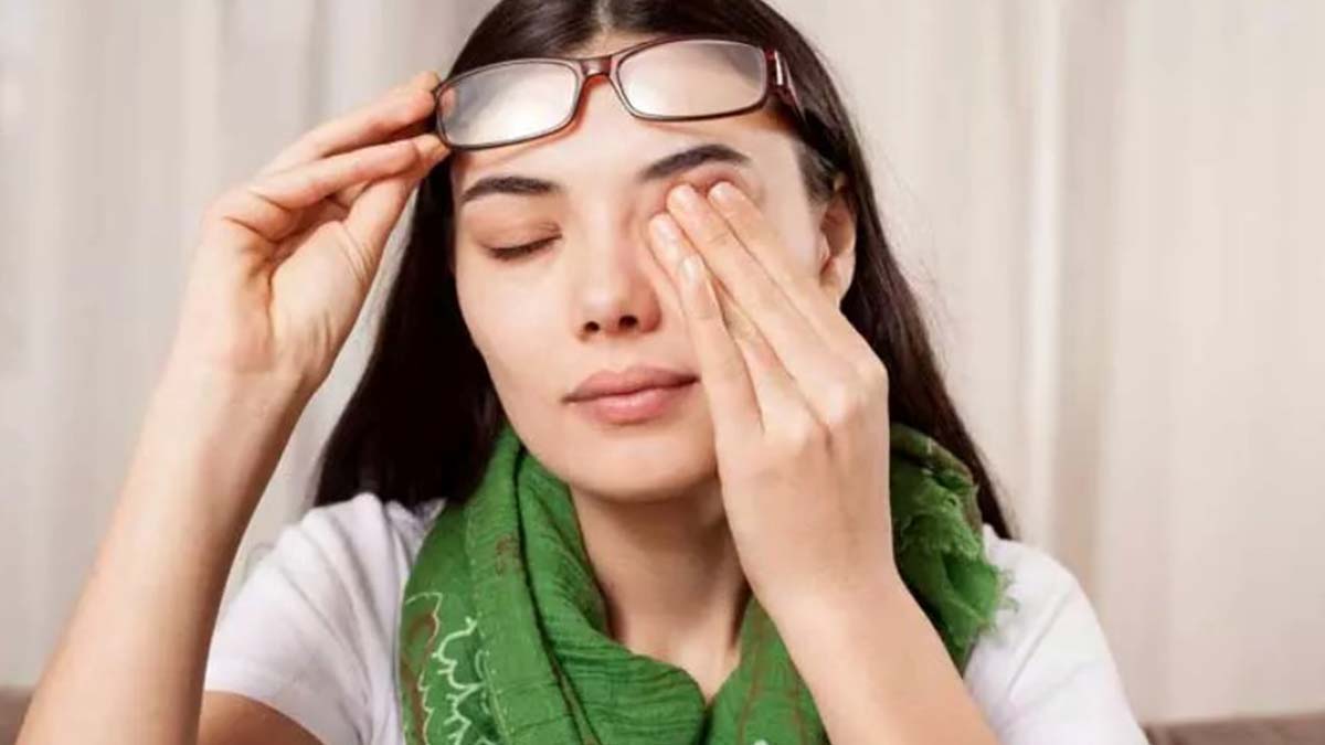 علت درد پلک بالای چشم راست (راهنمای کامل درمان+پیشگیری) ماساژ چشم با دست آلوده از عوامل درد چشم