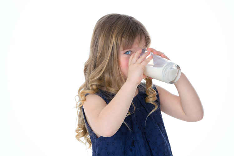 با این روش، لکه شیر کم چرب را از روی موکت پاک کنید با این روش، لکه شیر کم چرب را از روی موکت پاک کنید