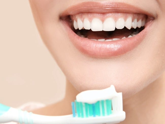 آیا دهانشویه با فلوراید می‌تواند از ایجاد حفره جلوگیری کند؟