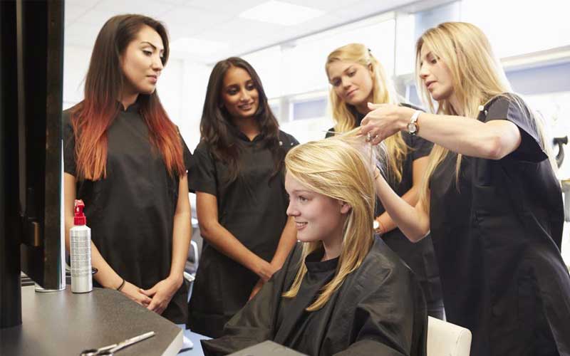 بهترین آموزشگاه آرایشگری زنانه در تهران + دورههای پرطرفدار الهه بیوتی آموزشگاه الهه بیوتی؛ بهترین آموزشگاه آرایشگری زنانه در تهران